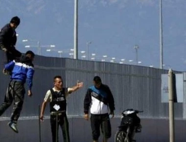 Πάτρα: Δεκάδες αλλοδαποί έκαναν έφοδο στο λιμάνι-Οπλοφορούν ανεξέλεγκτοι (βίντεο)